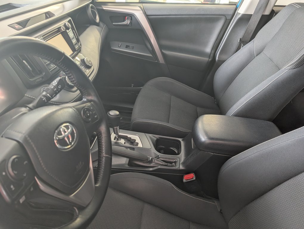 Toyota RAV4 Hybrid XLE, AWD, 2016 à Magog, Québec - 11 - w1024h768px