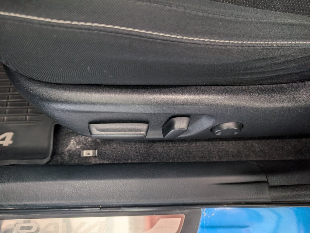Toyota RAV4 Hybrid XLE, AWD, 2016 à Magog, Québec - 13 - w1024h768px