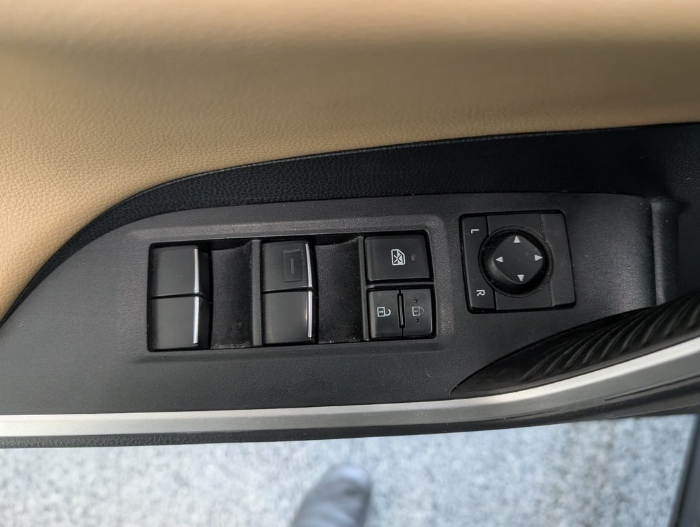 2019 Toyota RAV4 Hybrid LIMITED AWD, in Magog, Quebec - 14 - w1024h768px