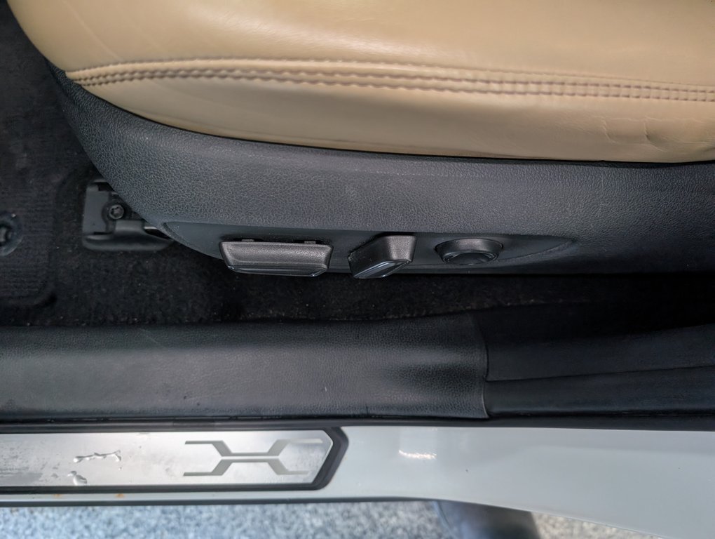 2019 Toyota RAV4 Hybrid LIMITED AWD, in Magog, Quebec - 13 - w1024h768px