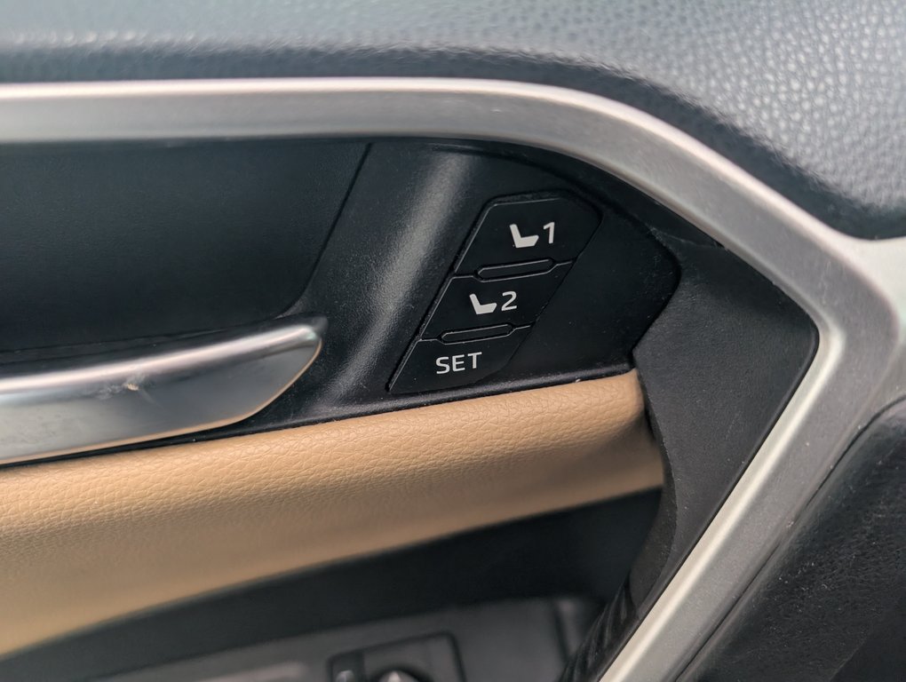 2019 Toyota RAV4 Hybrid LIMITED AWD, in Magog, Quebec - 15 - w1024h768px