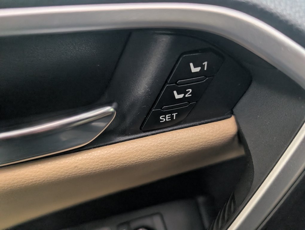 Toyota RAV4 Hybrid LIMITED AWD, 2019 à Magog, Québec - 15 - w1024h768px