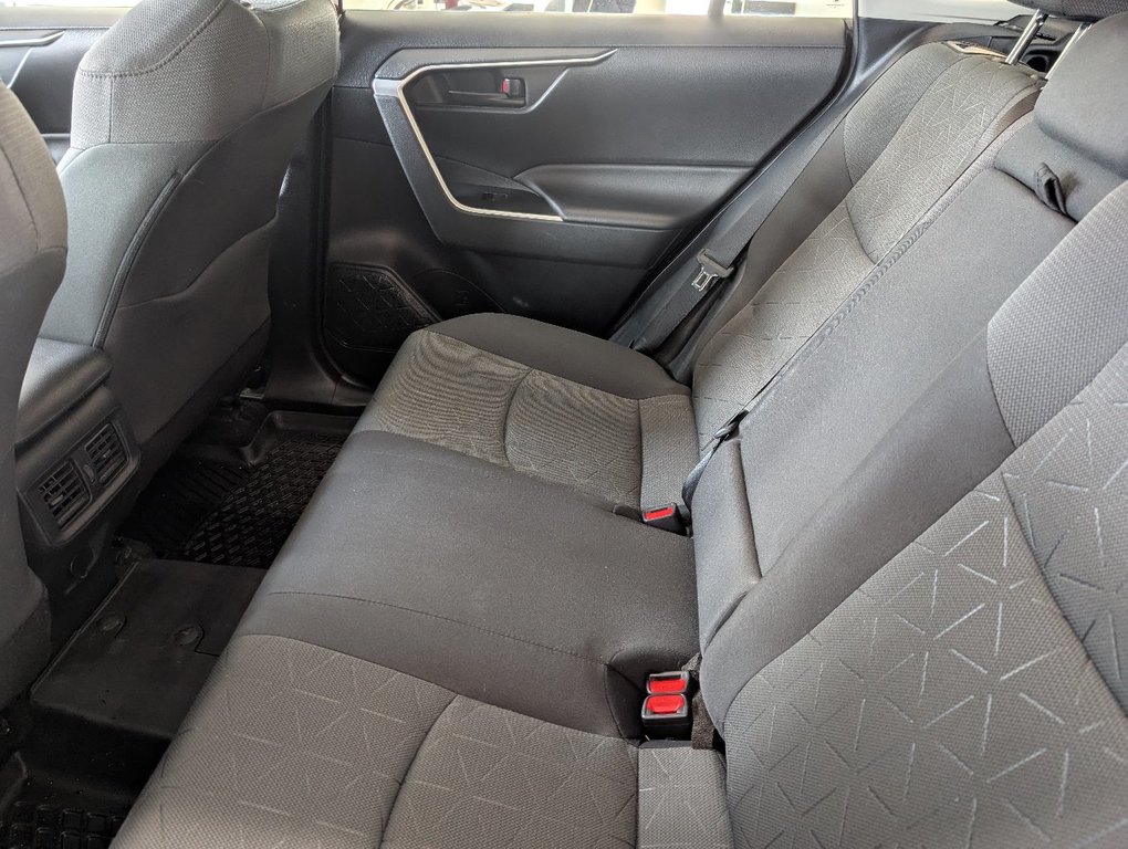 Toyota RAV4 Hybrid LE AWD, 2020 à Magog, Québec - 11 - w1024h768px