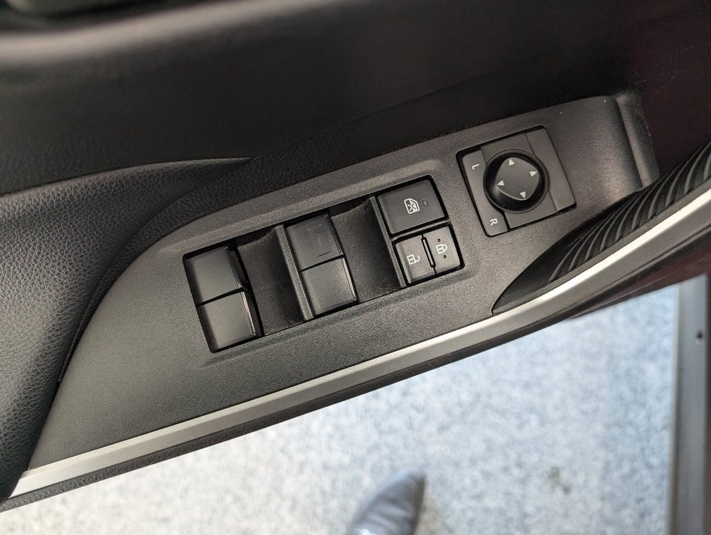 Toyota RAV4 Hybrid LE AWD, 2020 à Magog, Québec - 14 - w1024h768px