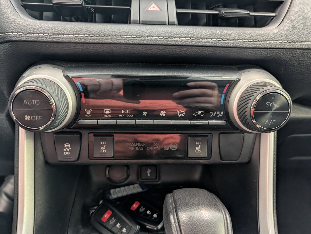 2020 Toyota RAV4 Hybrid XLE AWD, A/C, in Magog, Quebec - 17 - w1024h768px