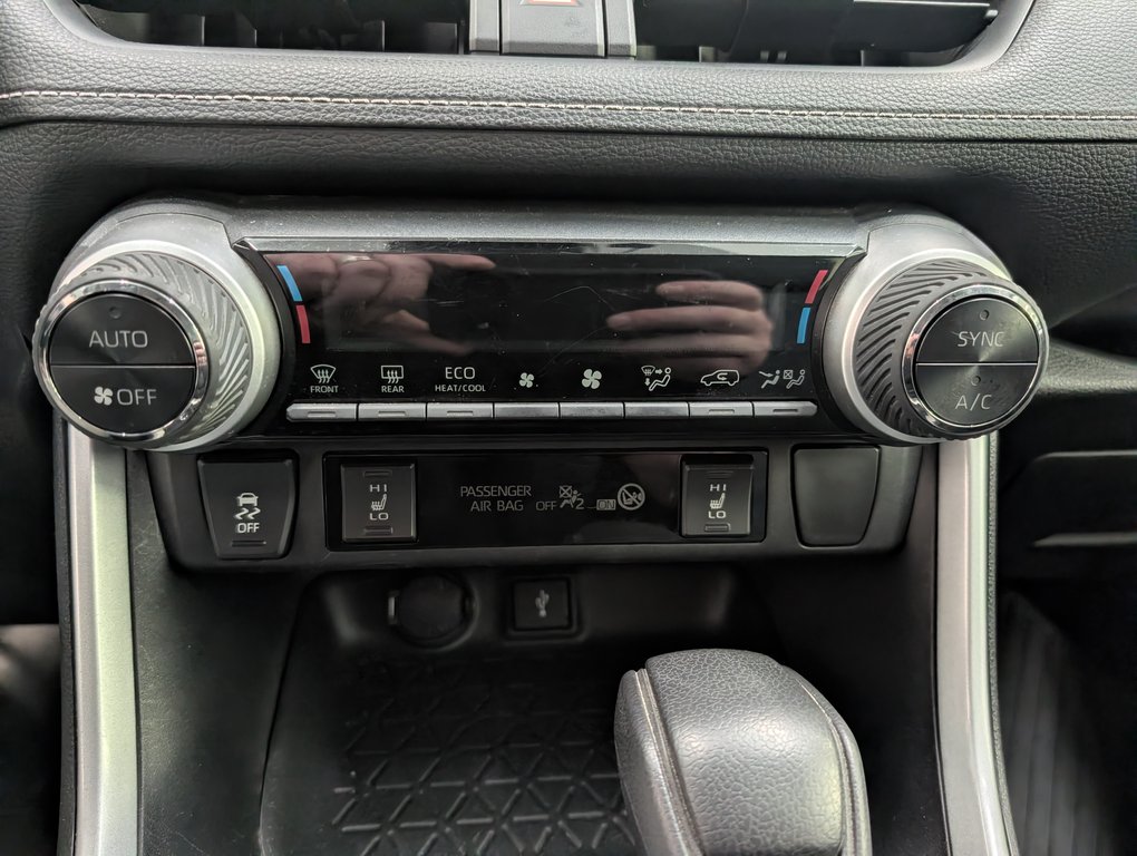 Toyota RAV4 Hybrid LE AWD, 2021 à Magog, Québec - 16 - w1024h768px