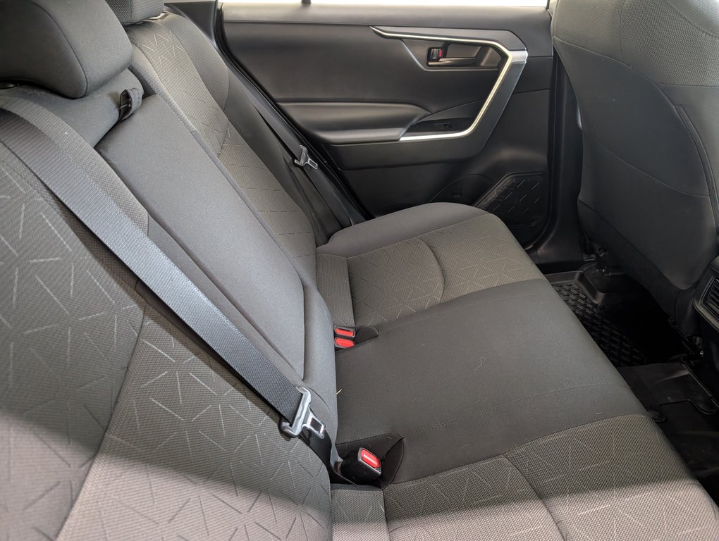 Toyota RAV4 Hybrid LE AWD, 2021 à Magog, Québec - 8 - w1024h768px