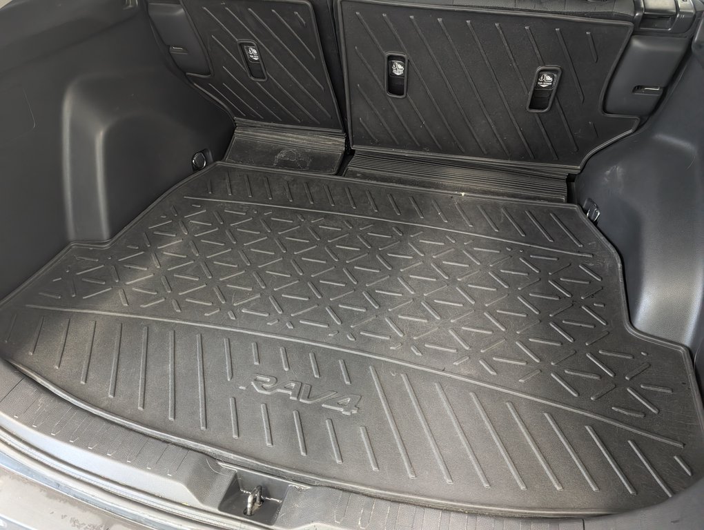 Toyota RAV4 Hybrid LE AWD, 2021 à Magog, Québec - 6 - w1024h768px