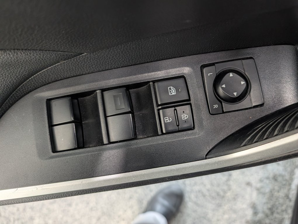 Toyota RAV4 Hybrid LE AWD, 2021 à Magog, Québec - 13 - w1024h768px