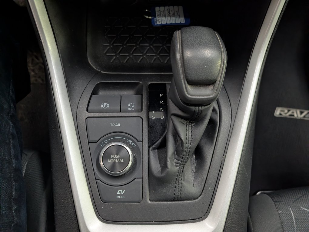 Toyota RAV4 Hybrid LE AWD, GARANTIE JUSQU EN 2026, 2022 à Magog, Québec - 16 - w1024h768px
