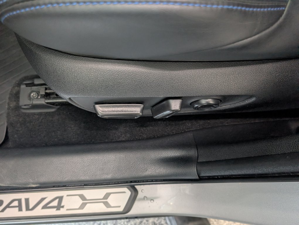 Toyota RAV4 Hybrid XSE AWD, 2022 à Magog, Québec - 13 - w1024h768px