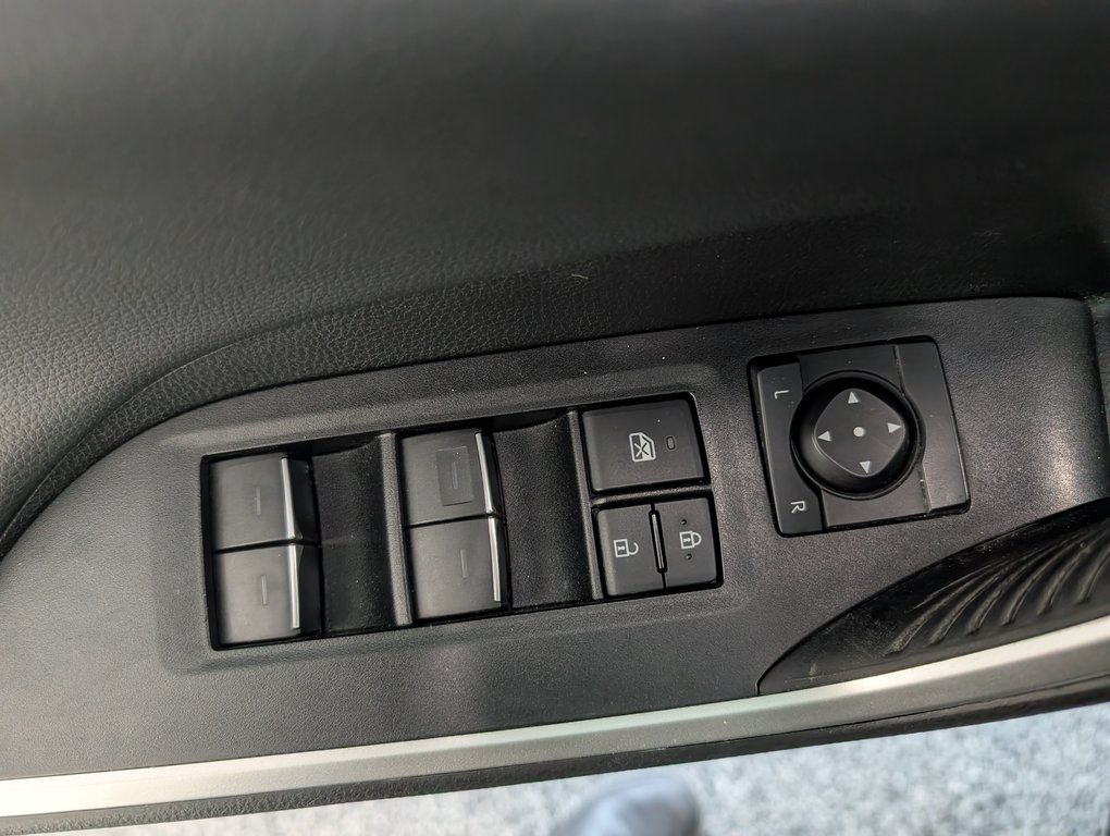 Toyota RAV4 Hybrid XSE AWD, 2022 à Magog, Québec - 14 - w1024h768px