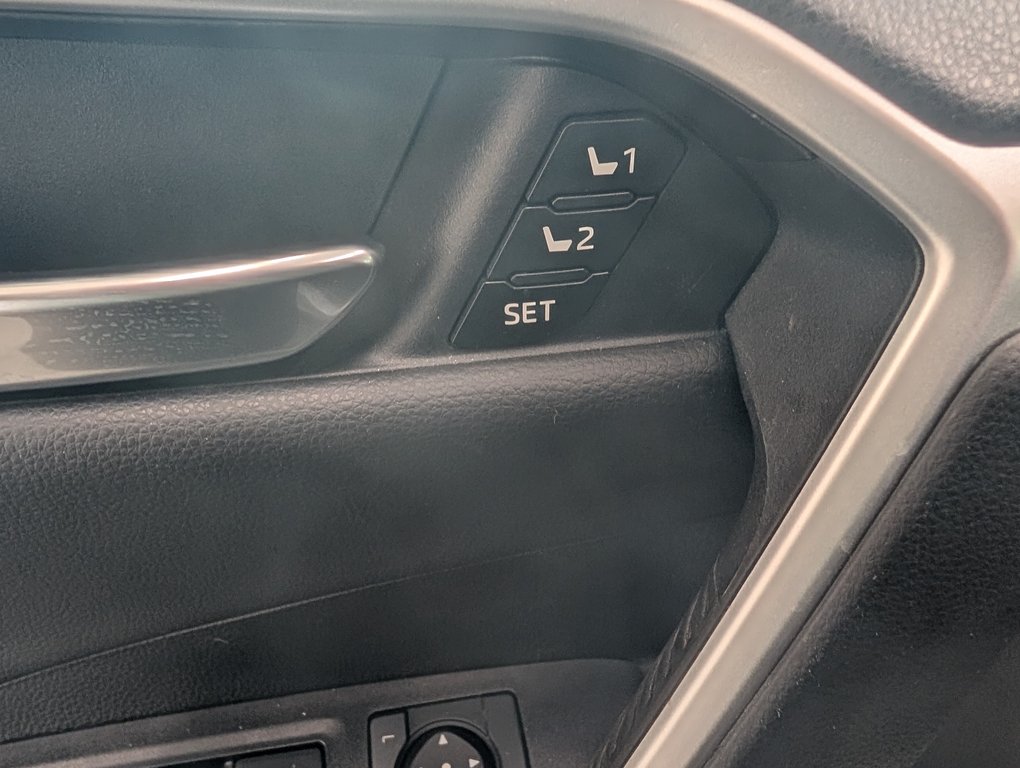 Toyota RAV4 Hybrid XSE AWD, 2022 à Magog, Québec - 15 - w1024h768px