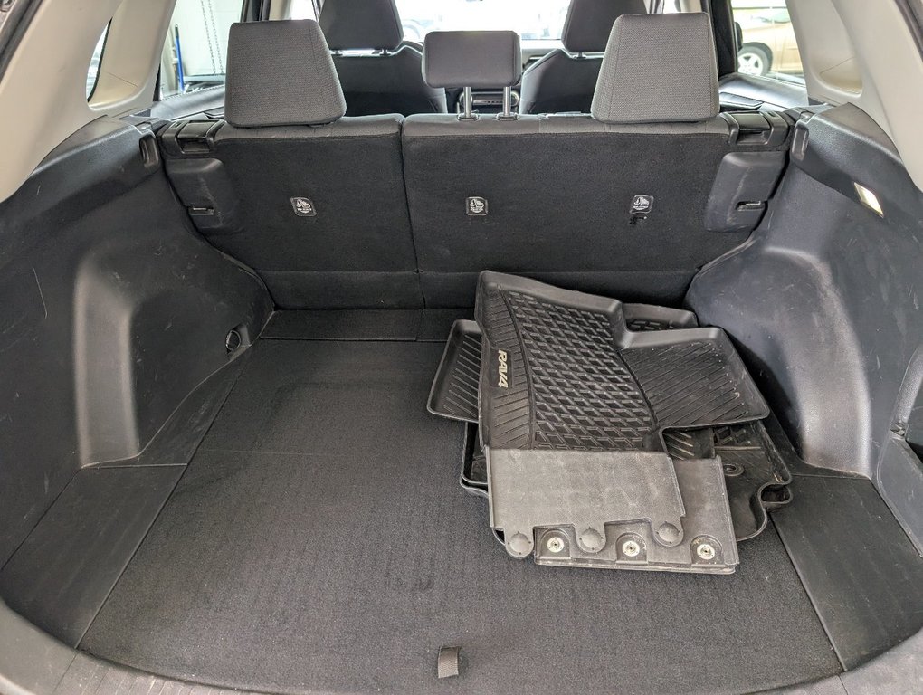 Toyota RAV4 Hybrid LE AWD, GARANTIE JUSQU EN 2028, 2023 à Magog, Québec - 7 - w1024h768px