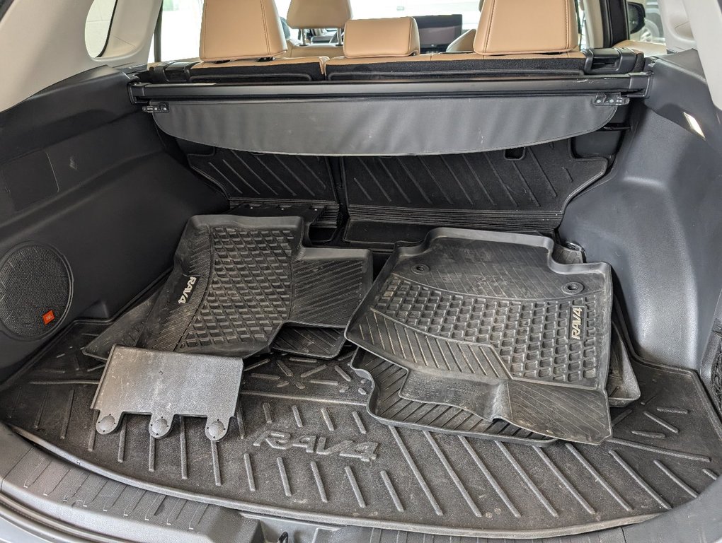 2023 Toyota RAV4 Hybrid LIMITED AWD, GARANTIE JUSQU EN 2027, in Magog, Quebec - 7 - w1024h768px