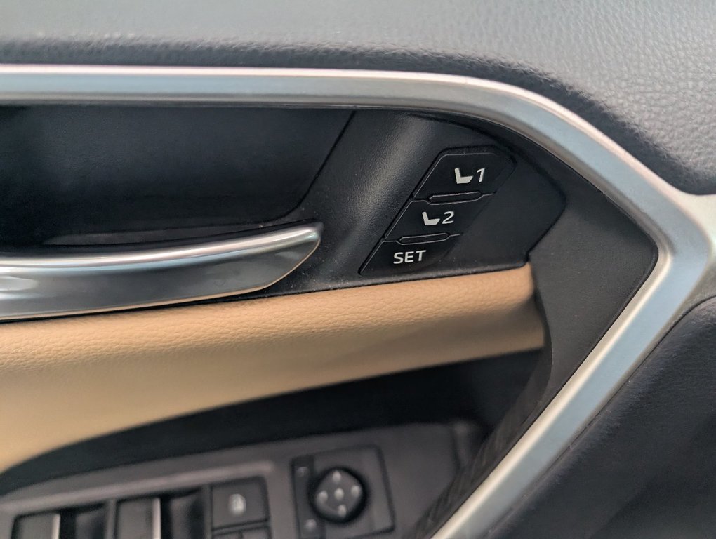 2023 Toyota RAV4 Hybrid LIMITED AWD, GARANTIE JUSQU EN 2027, in Magog, Quebec - 17 - w1024h768px