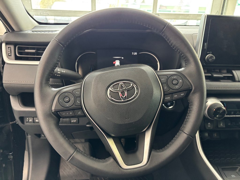 Toyota RAV4 Hybrid XLE AWD, 2023 à Magog, Québec - 14 - w1024h768px