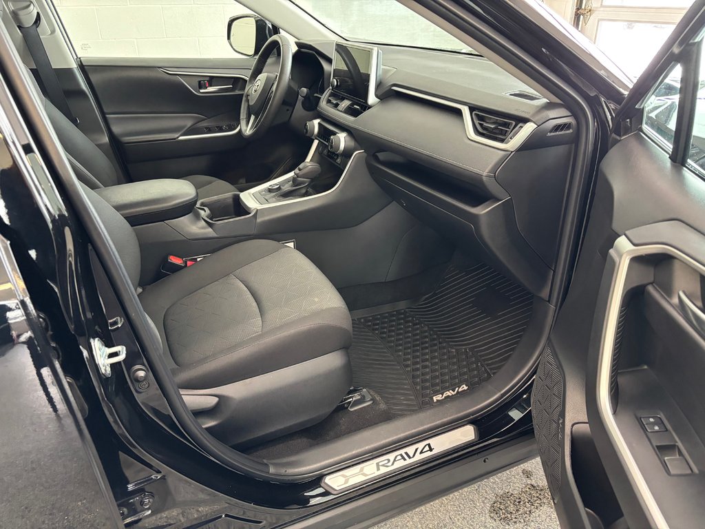 Toyota RAV4 Hybrid XLE AWD, 2023 à Magog, Québec - 7 - w1024h768px