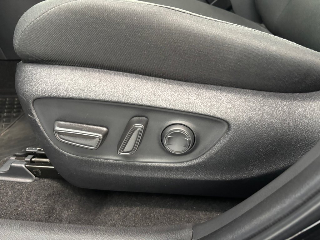 Toyota RAV4 Hybrid XLE AWD, 2023 à Magog, Québec - 11 - w1024h768px