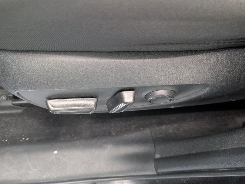 Toyota RAV4 Hybrid XLE, 2023 à Magog, Québec - 12 - w1024h768px