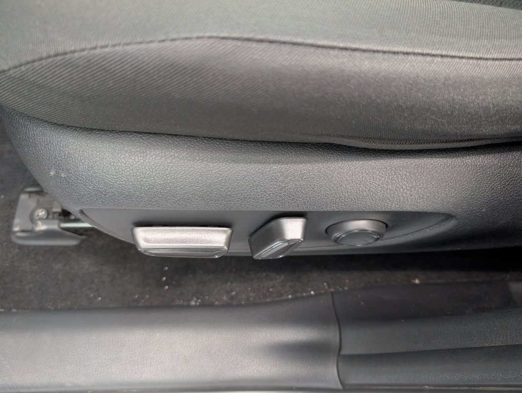 2023 Toyota RAV4 Hybrid XLE AWD, in Magog, Quebec - 13 - w1024h768px