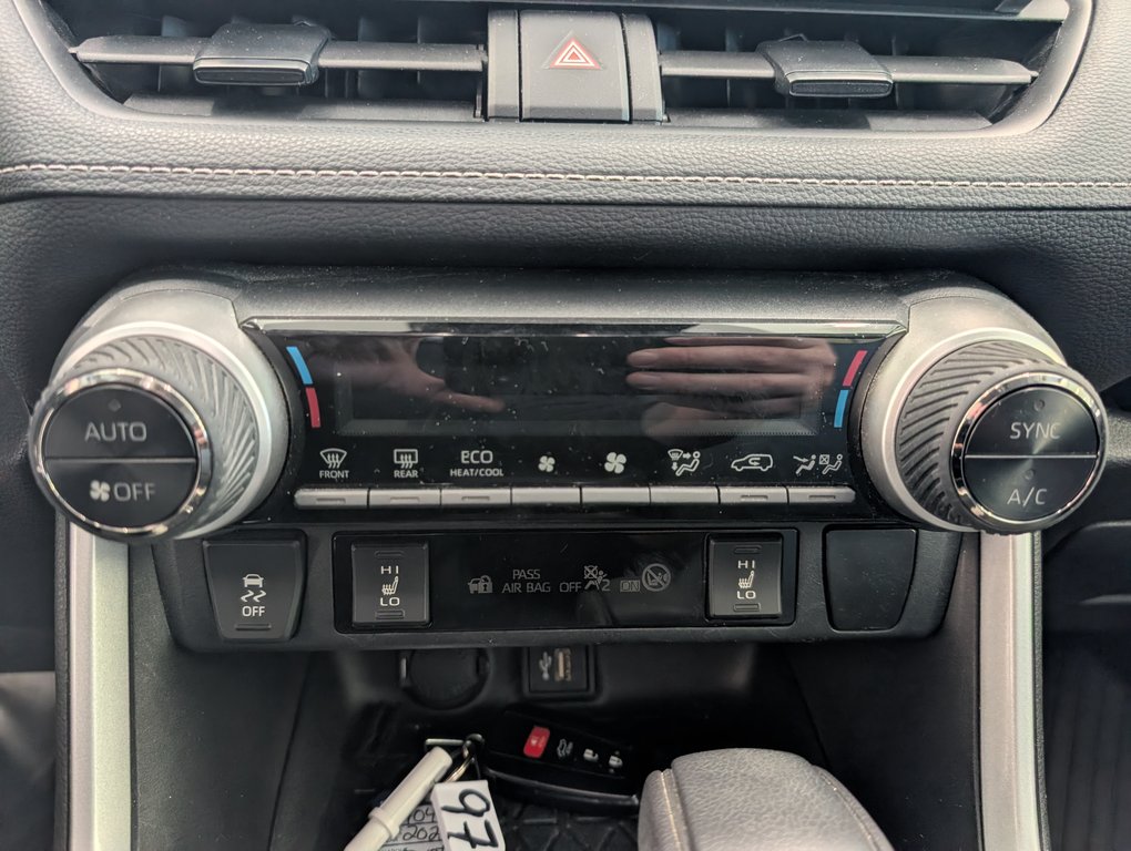 Toyota RAV4 Hybrid XLE AWD, 2023 à Magog, Québec - 16 - w1024h768px