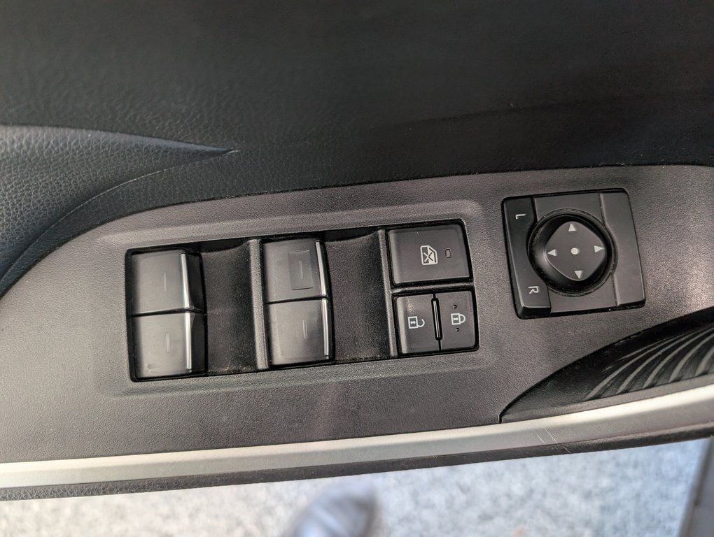 Toyota RAV4 Hybrid XLE AWD, 2023 à Magog, Québec - 13 - w1024h768px