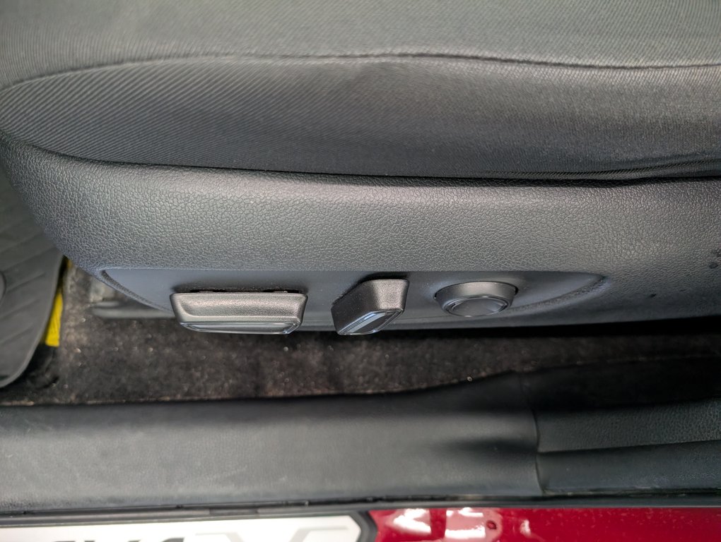 Toyota RAV4 Hybrid XLE AWD, 2023 à Magog, Québec - 12 - w1024h768px