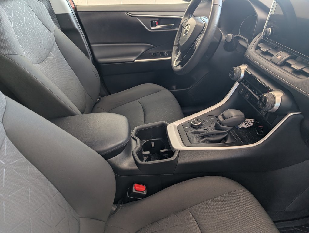 Toyota RAV4 Hybrid XLE AWD, 2023 à Magog, Québec - 7 - w1024h768px