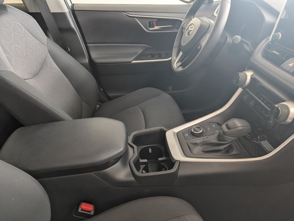 Toyota RAV4 Hybrid XLE AWD, GARANTIE JUSQU EN 2027, 2024 à Magog, Québec - 8 - w1024h768px