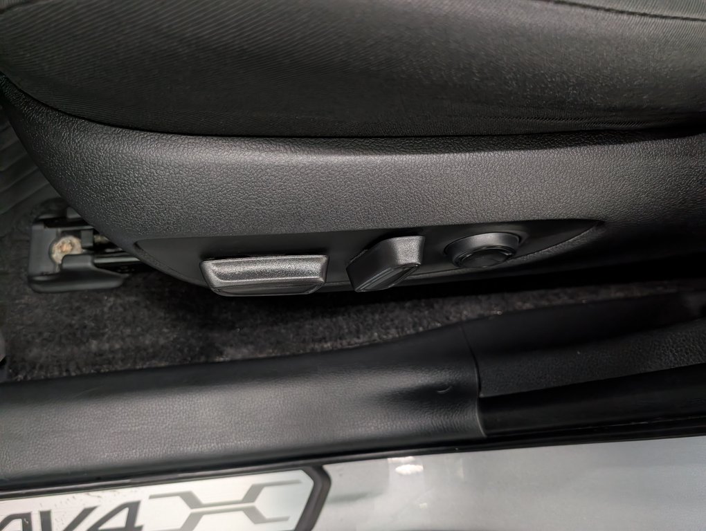 Toyota RAV4 Hybrid XLE AWD, 2024 à Magog, Québec - 13 - w1024h768px