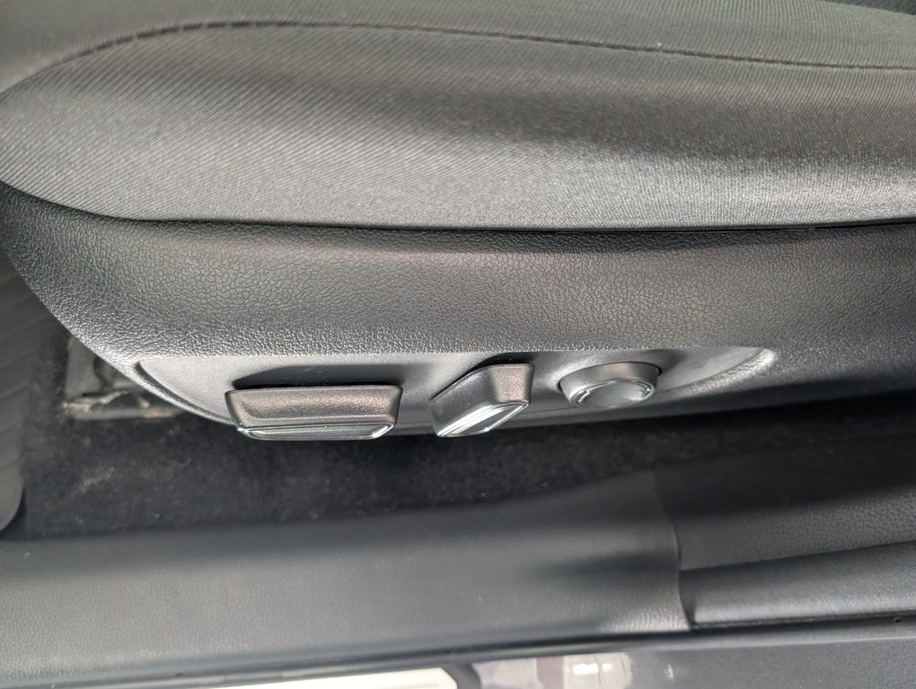 Toyota RAV4 Hybrid XLE AWD, 2025 à Magog, Québec - 13 - w1024h768px