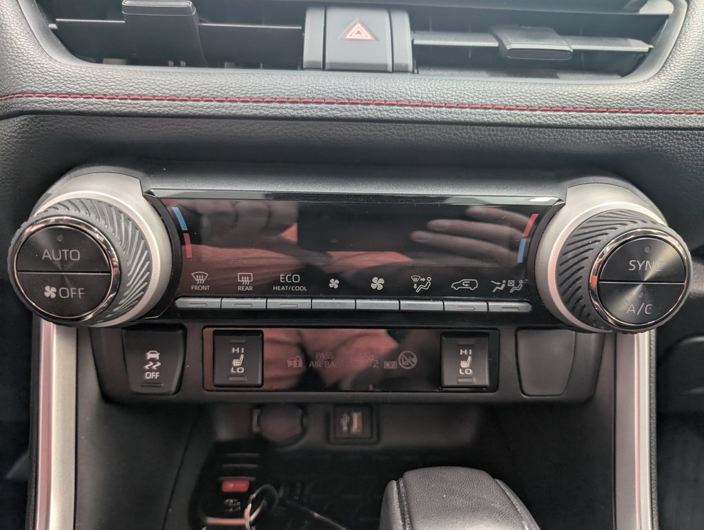 2025 Toyota RAV4 Plug-In Hybrid SE AWD, GARANTIE JUSQU EN 2029, in Magog, Quebec - 16 - w1024h768px