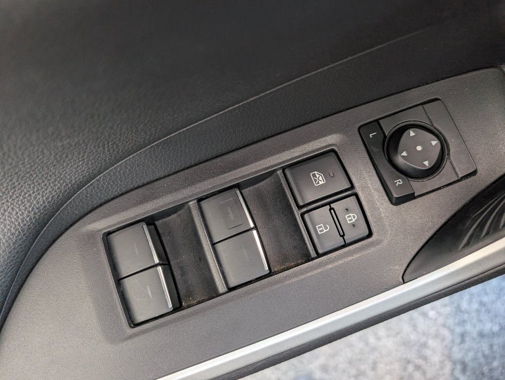 Toyota RAV4 Plug-In Hybrid XSE AWD 2025 à Magog, Québec - 14 - w1024h768px