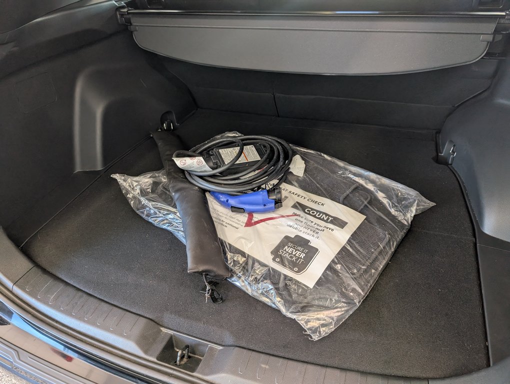 Toyota RAV4 Prime XSE AWD, GARANTIE JUSQU EN 2026, 2023 à Magog, Québec - 7 - w1024h768px