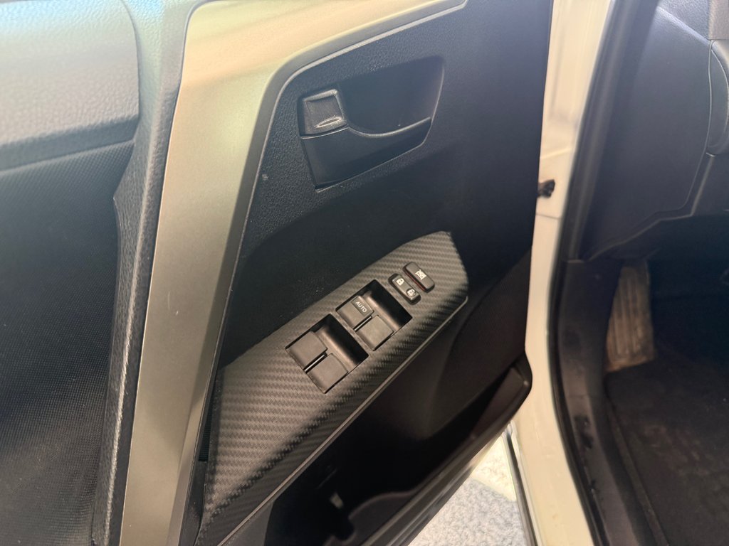 Toyota RAV4 XLE AWD 2013 à Magog, Québec - 13 - w1024h768px