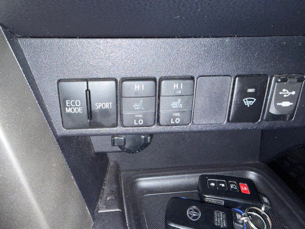 2014 Toyota RAV4 Limited AWD, in Magog, Quebec - 13 - w1024h768px