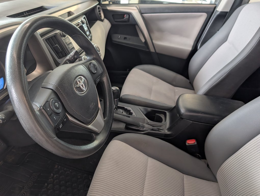 2014 Toyota RAV4 LE in Magog, Quebec - 11 - w1024h768px