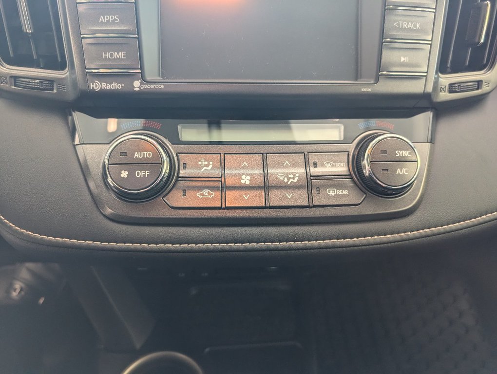 Toyota RAV4 XLE AWD, TOIT, MAGS, 2015 à Magog, Québec - 18 - w1024h768px