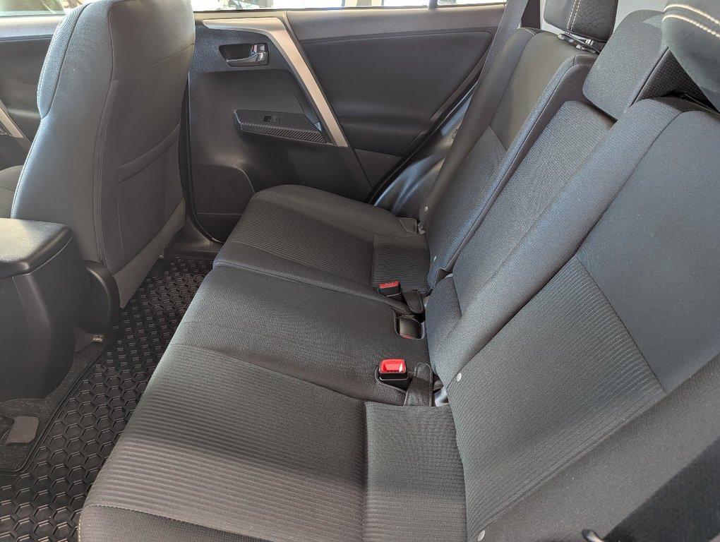 Toyota RAV4 XLE AWD, TOIT, MAGS, 2015 à Magog, Québec - 11 - w1024h768px
