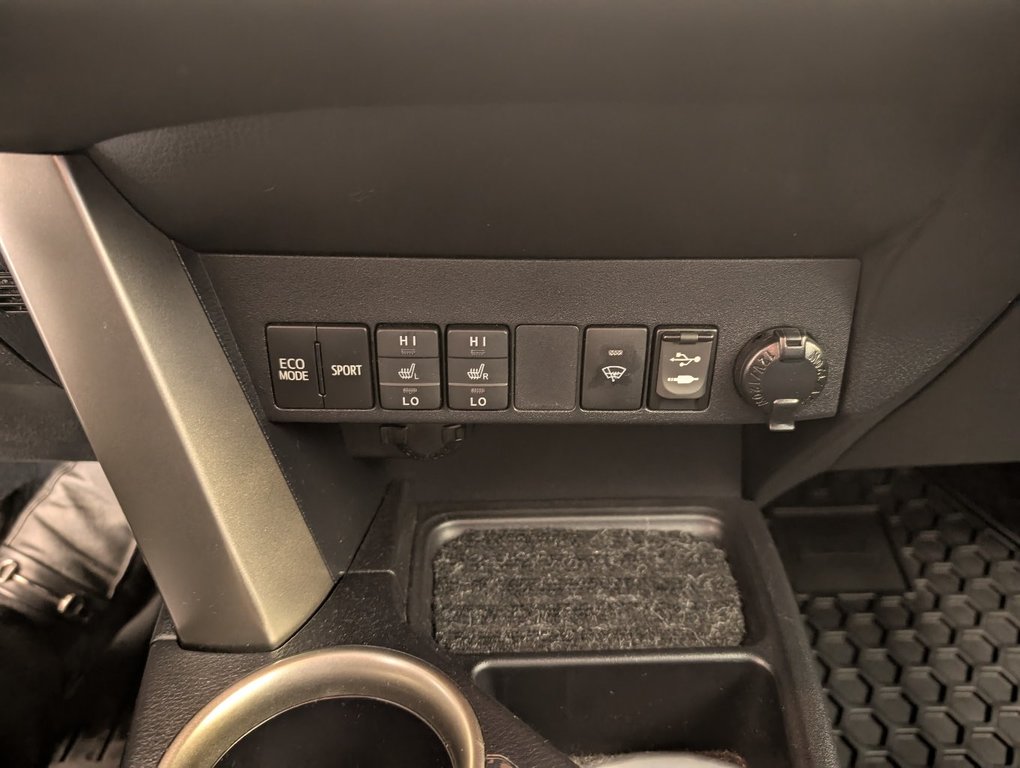 Toyota RAV4 XLE AWD, TOIT, MAGS, 2015 à Magog, Québec - 17 - w1024h768px