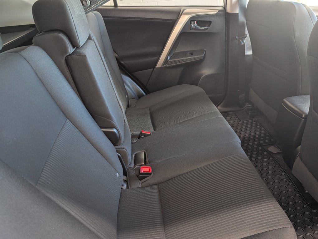 Toyota RAV4 XLE AWD, TOIT, MAGS, 2015 à Magog, Québec - 8 - w1024h768px