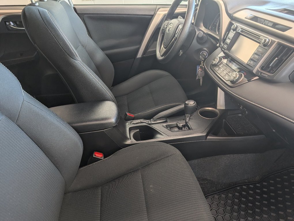 Toyota RAV4 XLE AWD, TOIT, MAGS, 2015 à Magog, Québec - 9 - w1024h768px