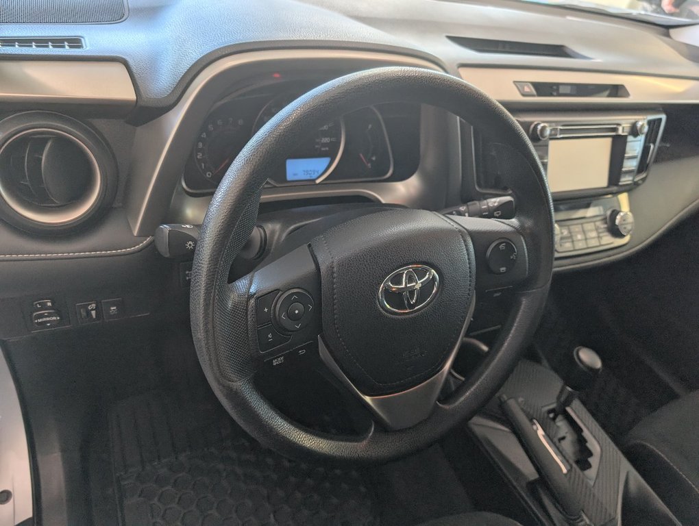 Toyota RAV4 XLE AWD, TOIT, MAGS, 2015 à Magog, Québec - 13 - w1024h768px