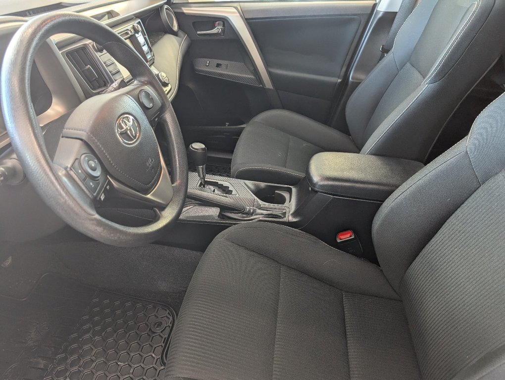 Toyota RAV4 XLE AWD, TOIT, MAGS, 2015 à Magog, Québec - 12 - w1024h768px