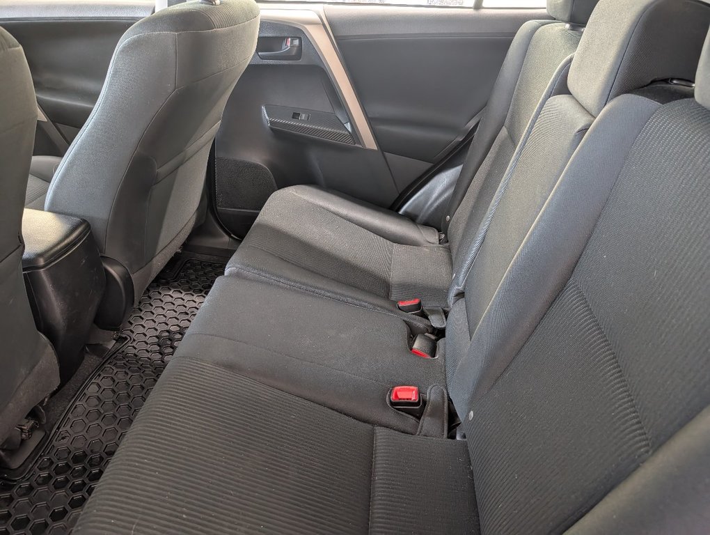 2015 Toyota RAV4 LE AWD in Magog, Quebec - 10 - w1024h768px
