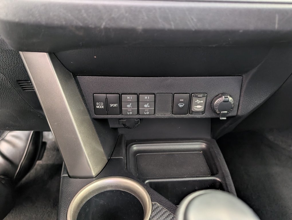2015 Toyota RAV4 LE in Magog, Quebec - 17 - w1024h768px