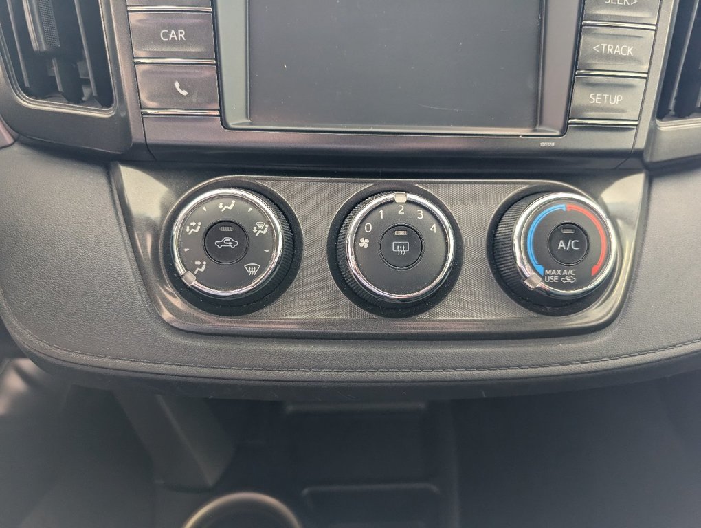 2015 Toyota RAV4 LE in Magog, Quebec - 18 - w1024h768px