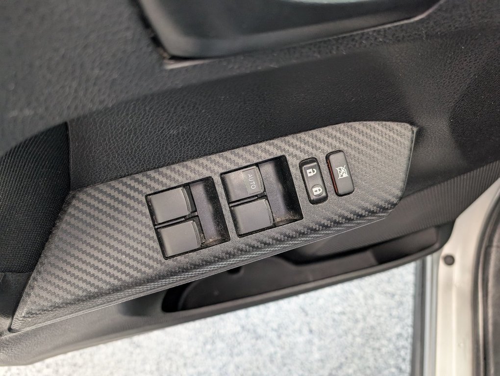 2015 Toyota RAV4 LE in Magog, Quebec - 14 - w1024h768px