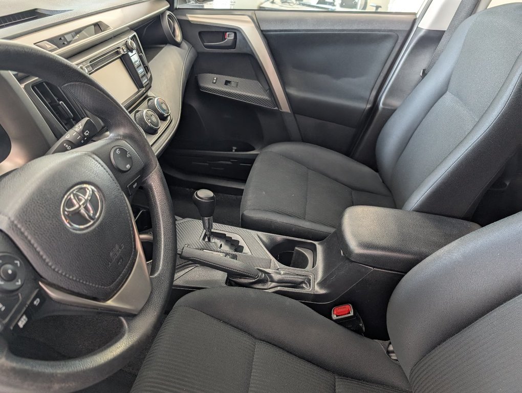 2015 Toyota RAV4 LE in Magog, Quebec - 12 - w1024h768px